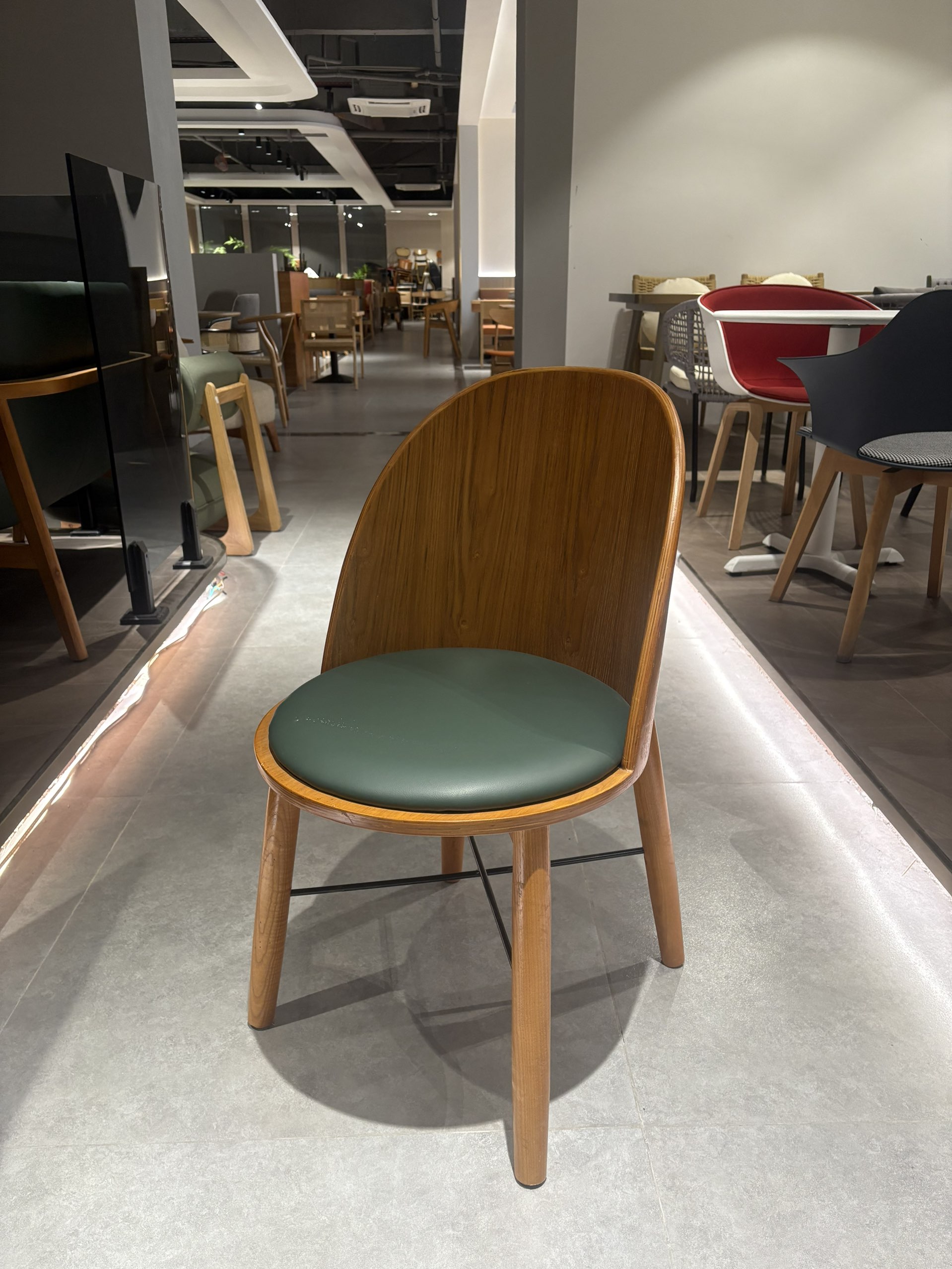 Contour Chair — commercial café chair | EASEN