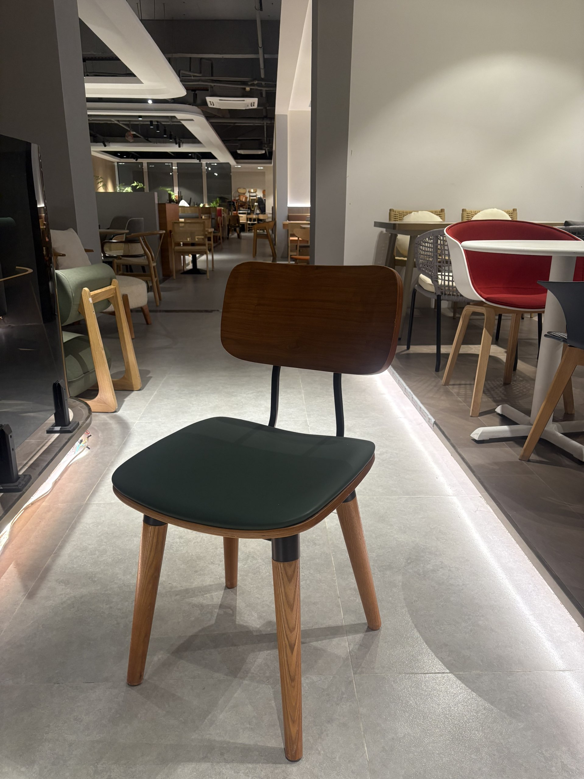 Pivot Chair — commercial café chair | EASEN