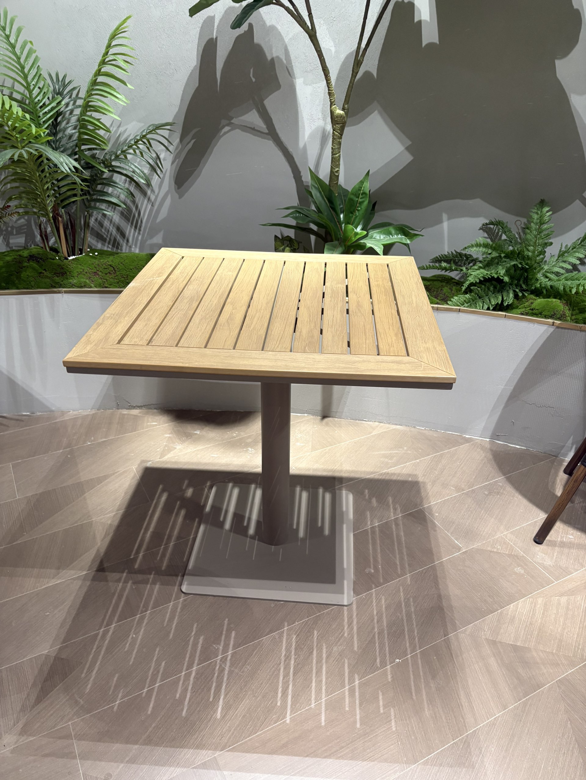 Breeze Table — commercial outdoor table | EASEN