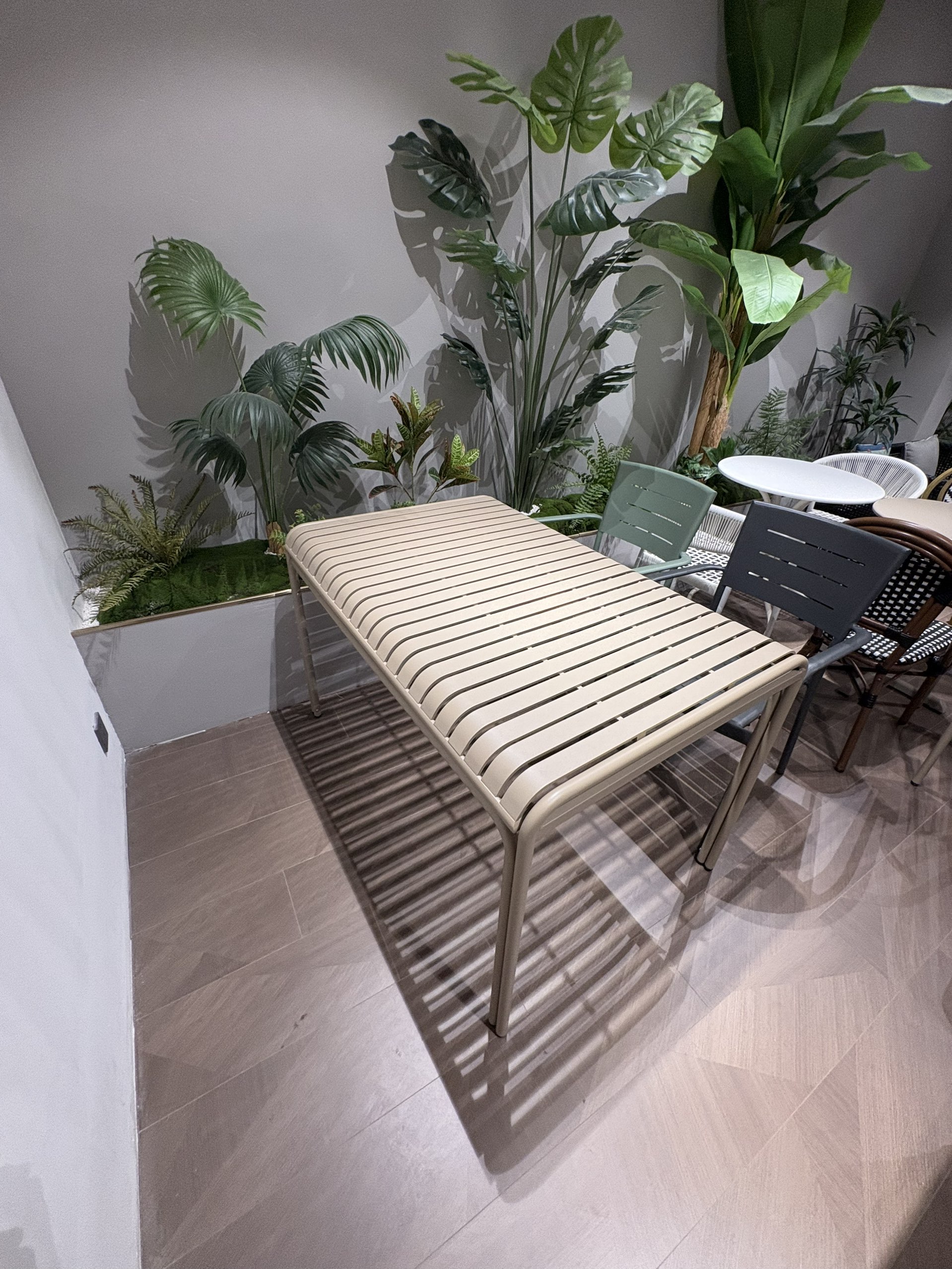 Canyon Table — commercial outdoor table | EASEN