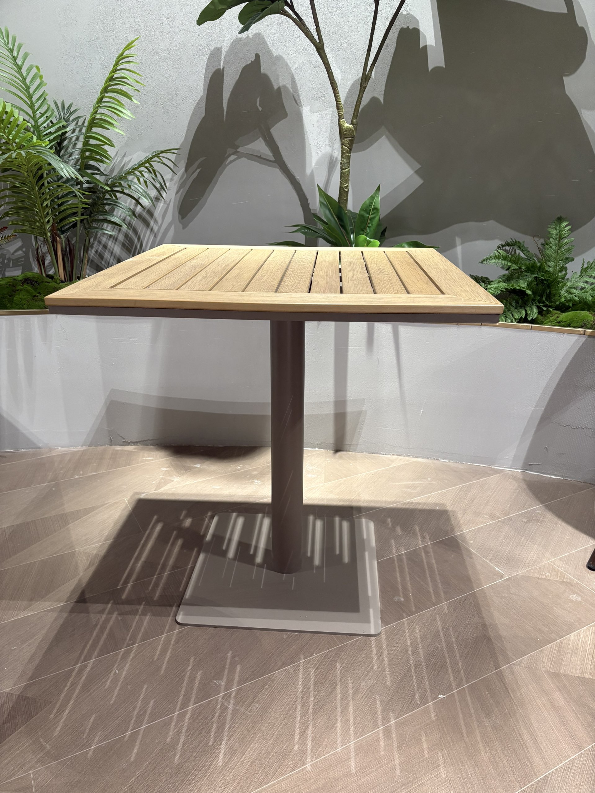 Pebble Table — commercial outdoor table | EASEN