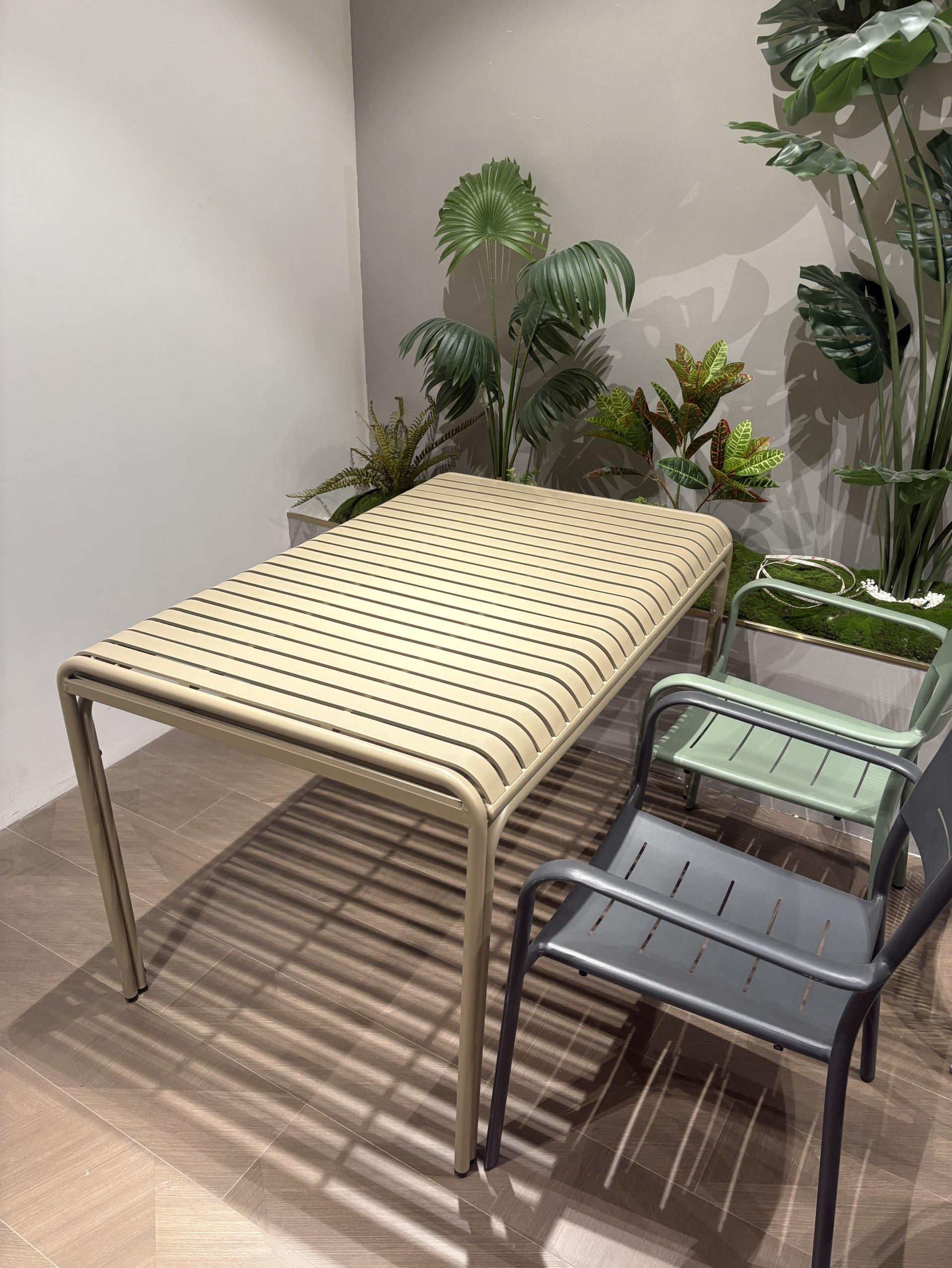 Timber Table — commercial outdoor table | EASEN